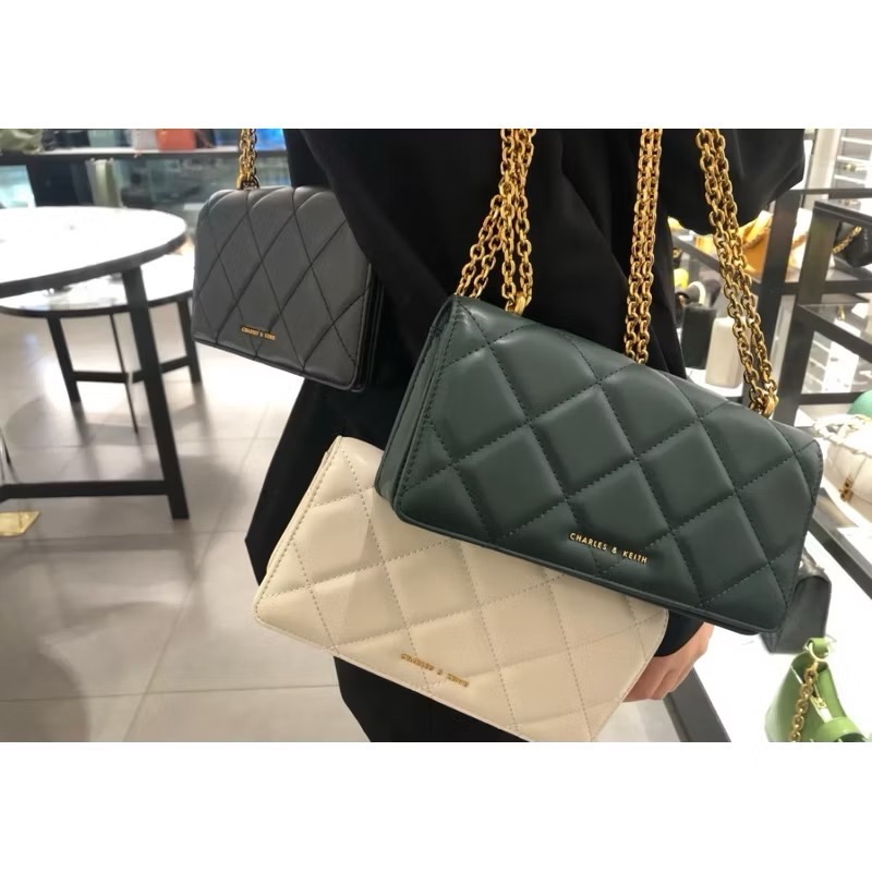 ￼開發票🧾Chrs代購🖤新加坡小CK✨ 新加坡限定款！小香風澎澎皮菱格鏈條長夾 WOC-細節圖3