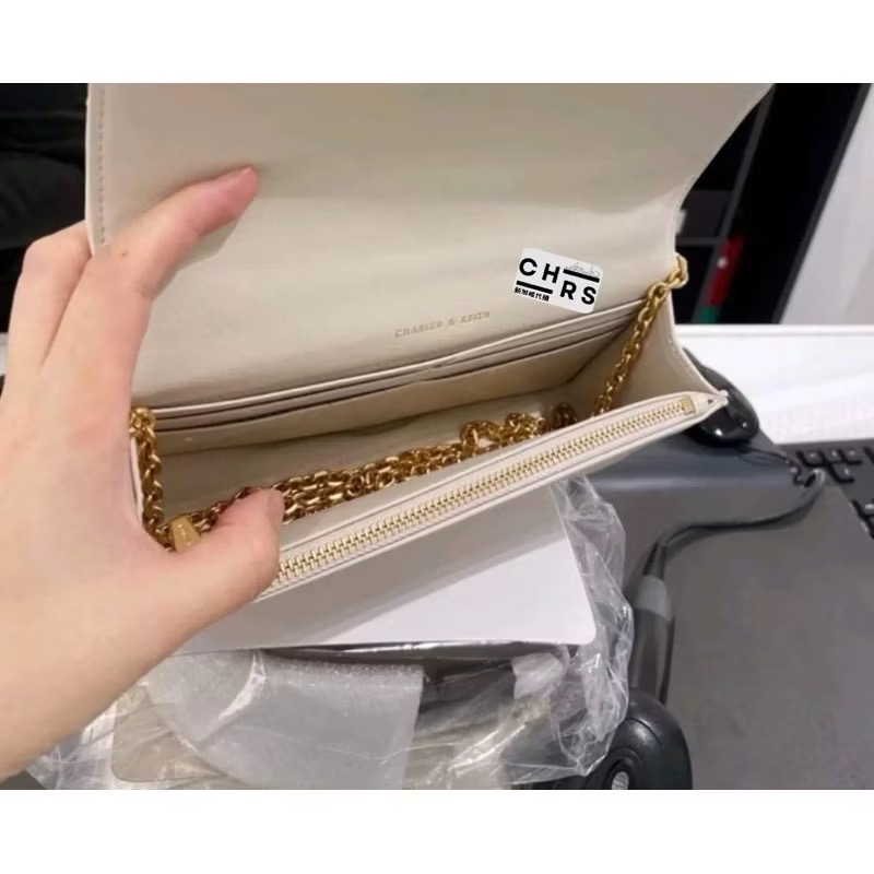 ￼開發票🧾Chrs代購🖤新加坡小CK✨ 新加坡限定款！小香風澎澎皮菱格鏈條長夾 WOC-細節圖4