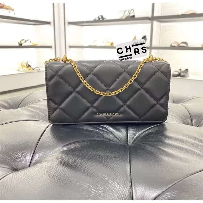 ￼開發票🧾Chrs代購🖤新加坡小CK✨ 新加坡限定款！小香風澎澎皮菱格鏈條長夾 WOC-規格圖9