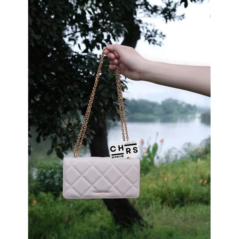 ￼開發票🧾Chrs代購🖤新加坡小CK✨ 新加坡限定款！小香風澎澎皮菱格鏈條長夾 WOC-規格圖9