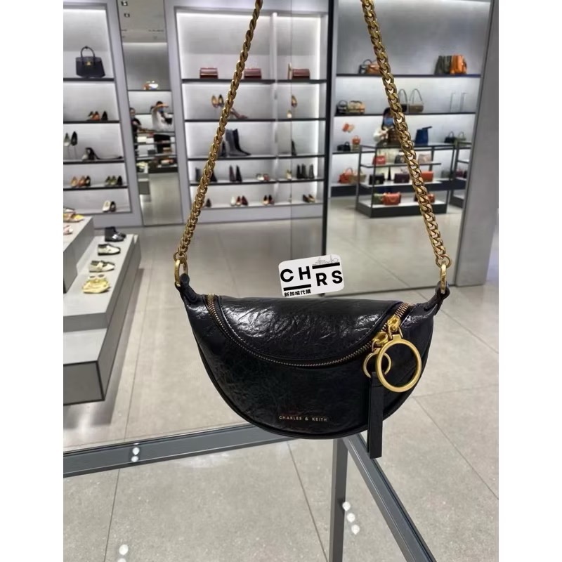 ￼Chrs代購🖤新加坡小CK✨ 「熱銷款」造型圓環拉鍊皺褶設計腰包/肩背包/側背包-規格圖9