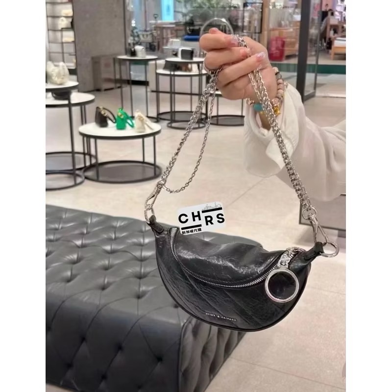 ￼Chrs代購🖤新加坡小CK✨ 「熱銷款」造型圓環拉鍊皺褶設計腰包/肩背包/側背包-規格圖9