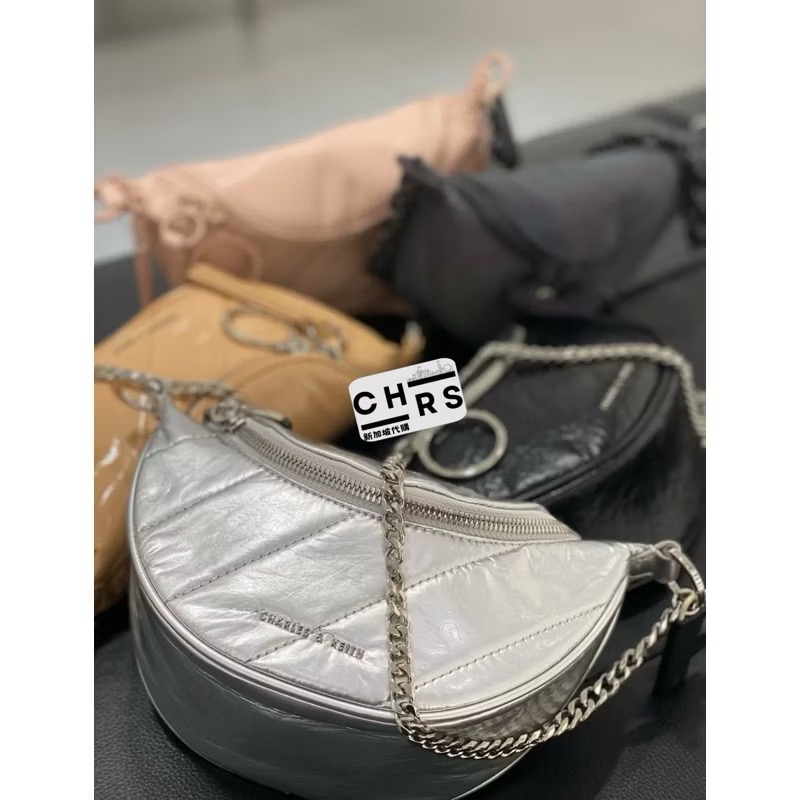￼Chrs代購🖤新加坡小CK✨ 「熱銷款」造型圓環拉鍊皺褶設計腰包/肩背包/側背包-規格圖9