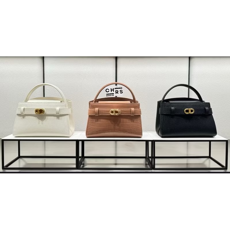 ￼Chrs代購🖤新加坡小CK✨ 新款 Aubrielle 金屬釦帶裝飾手提包/凱莉包/斜背包-細節圖2