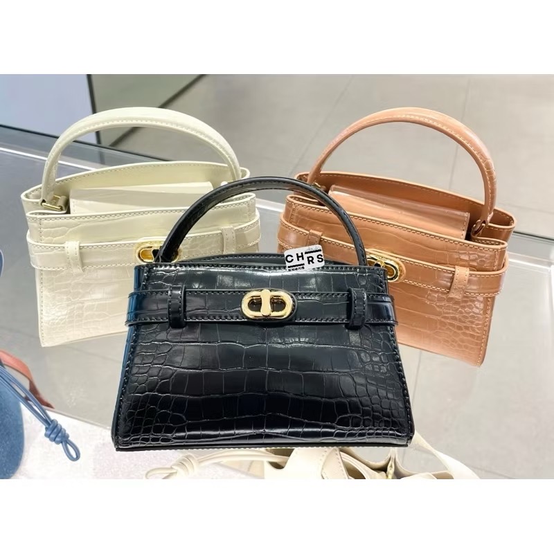 ￼Chrs代購🖤新加坡小CK✨ 新款 Aubrielle 金屬釦帶裝飾手提包/凱莉包/斜背包-細節圖3