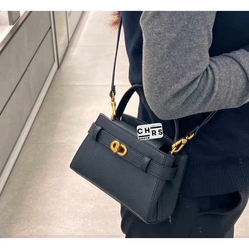 ￼Chrs代購🖤新加坡小CK✨ 新款 Aubrielle 金屬釦帶裝飾手提包/凱莉包/斜背包-細節圖5