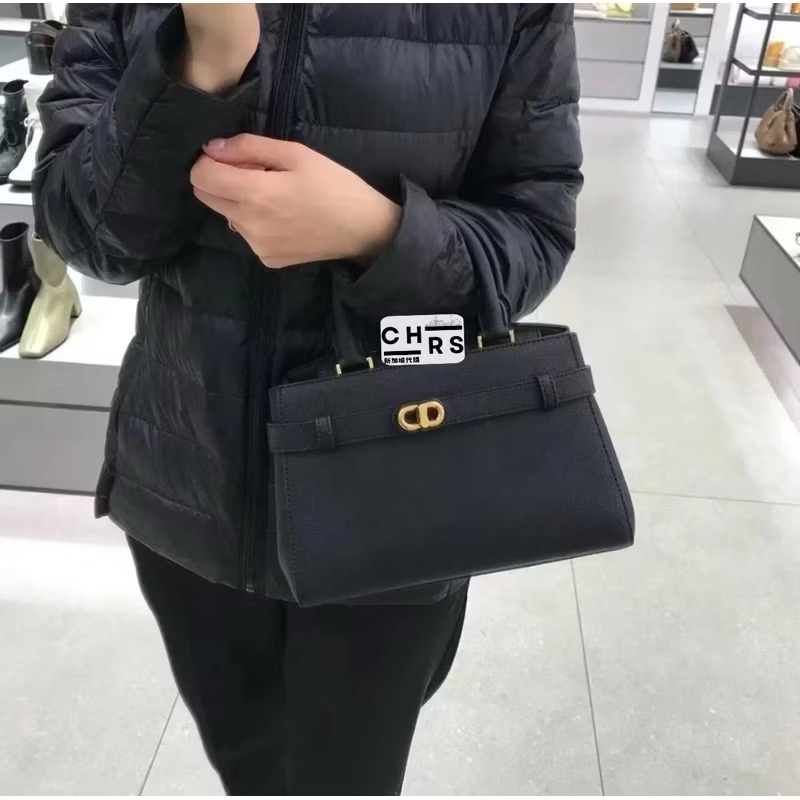 ￼Chrs代購🖤新加坡小CK✨ 新款 Aubrielle 金屬釦帶裝飾手提包/凱莉包/斜背包-規格圖6