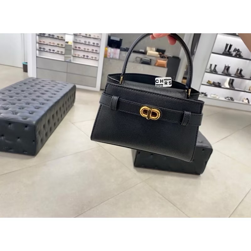 ￼Chrs代購🖤新加坡小CK✨ 新款 Aubrielle 金屬釦帶裝飾手提包/凱莉包/斜背包-規格圖6