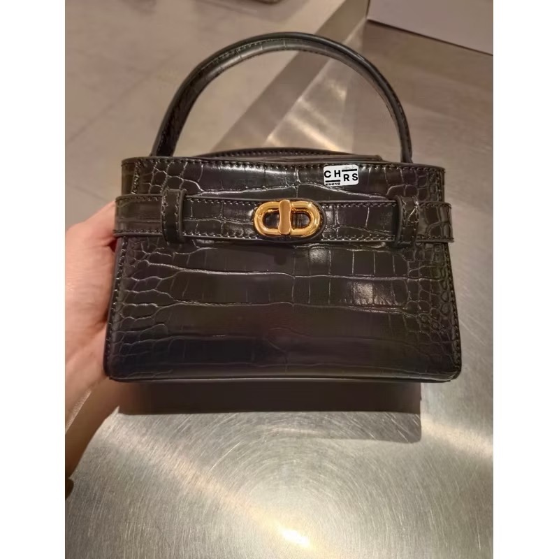 ￼Chrs代購🖤新加坡小CK✨ 新款 Aubrielle 金屬釦帶裝飾手提包/凱莉包/斜背包-規格圖6