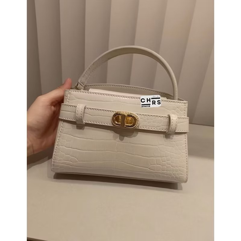 ￼Chrs代購🖤新加坡小CK✨ 新款 Aubrielle 金屬釦帶裝飾手提包/凱莉包/斜背包-規格圖6