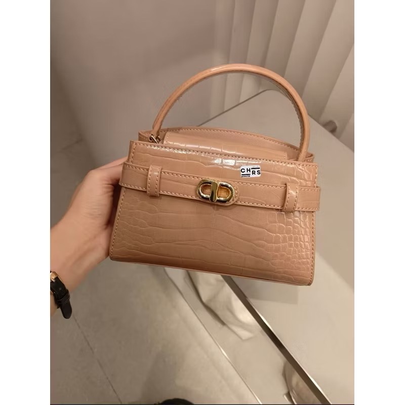 ￼Chrs代購🖤新加坡小CK✨ 新款 Aubrielle 金屬釦帶裝飾手提包/凱莉包/斜背包-規格圖6