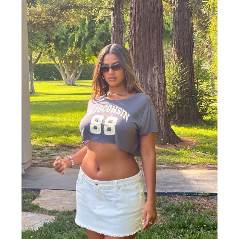 全新現貨✨Edikted藍灰色Wisconsin 數字88薄款不修邊短版短袖T恤-細節圖3