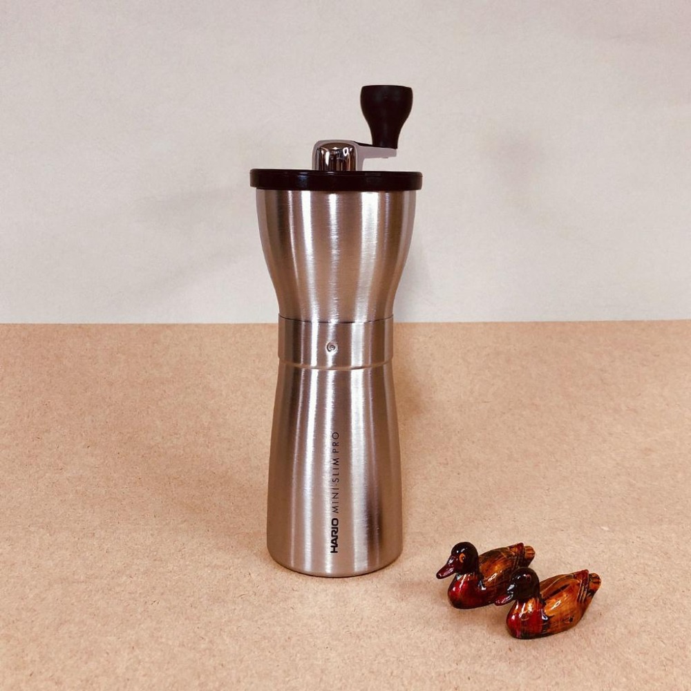 【好評推薦 快速出貨】HARIO MMSP-1-HSV 流線銀色鋁手搖磨豆機 手搖磨豆機「請勿磨淺焙豆」瓦莎咖啡-細節圖2