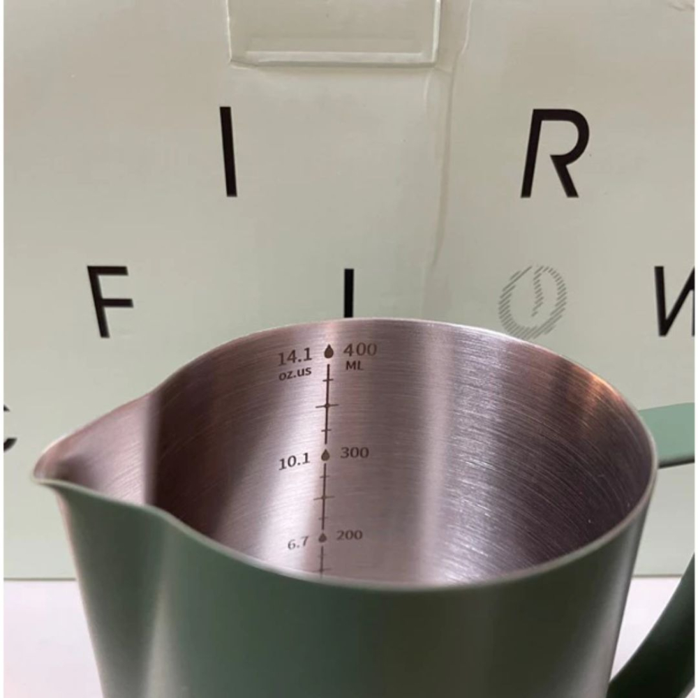 AIRFLOW 圓嘴拉花鋼杯 400ml 600ml 不锈鋼奶泡杯 带刻度拉花杯 咖啡拉花杯  雅威咖啡-細節圖2