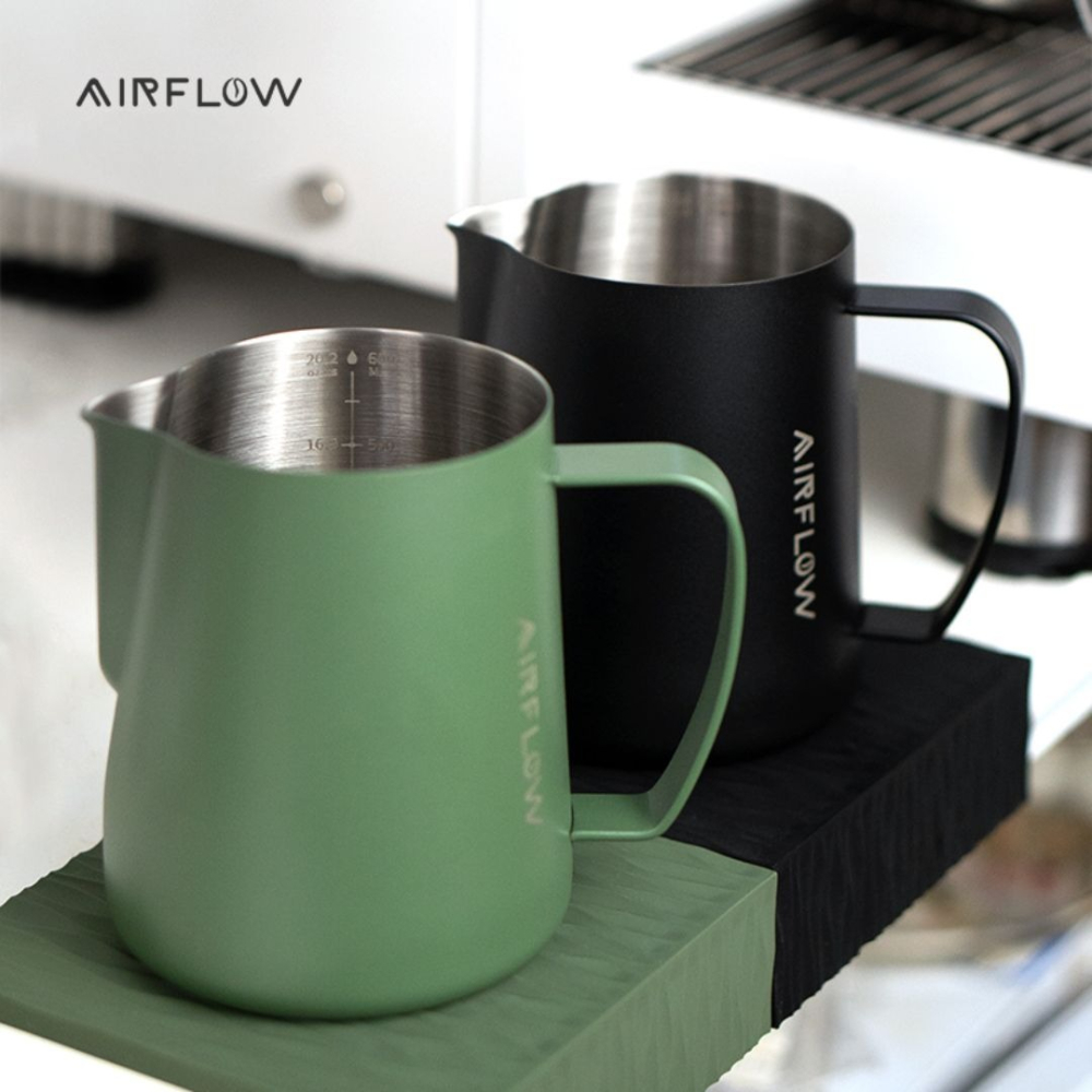 AIRFLOW 圓嘴拉花鋼杯 400ml 600ml 不锈鋼奶泡杯 带刻度拉花杯 咖啡拉花杯  雅威咖啡-細節圖5