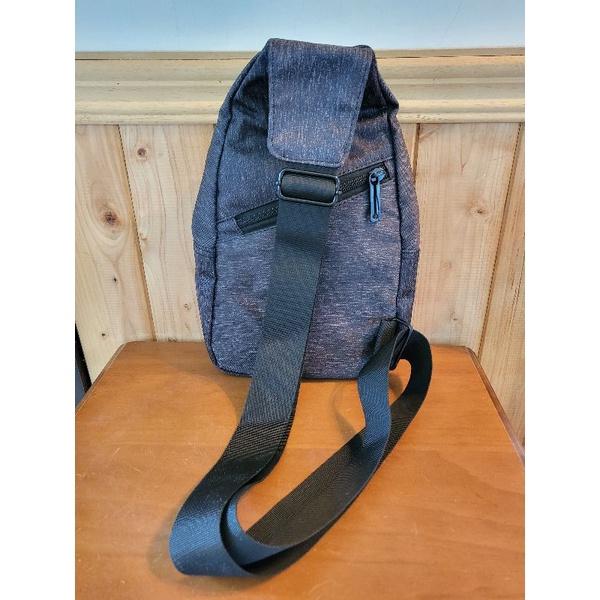 【樂樂的銅板雜貨店】男士側背包 男用肩背包 質感時尚 異材質拼接休閒背包 黑色 有耳機孔-細節圖2