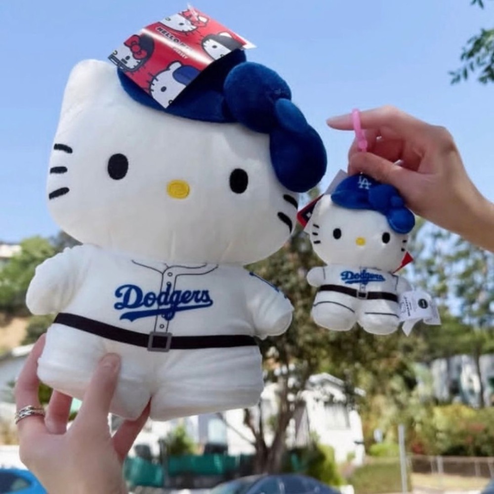 《A’sD 現貨 🇯🇵🇺🇸正品》GD 娃娃 Hello Kitty x Los Angeles Dodgers-細節圖3