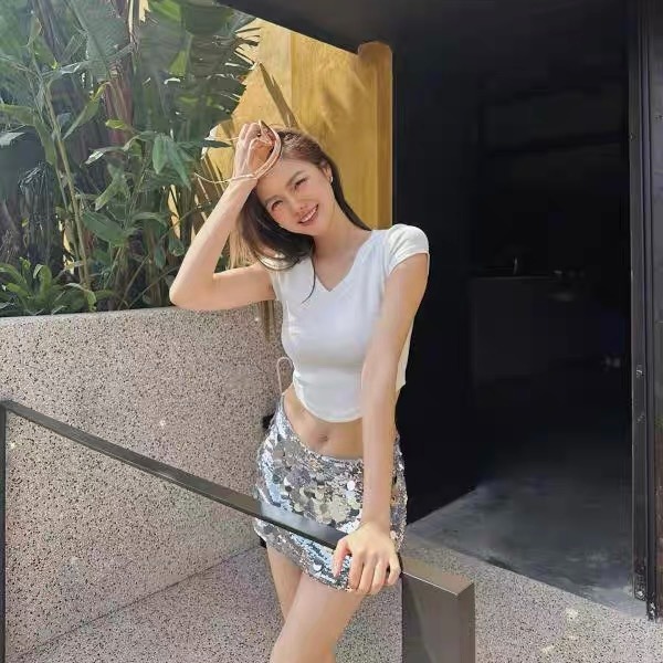 【三番雜貨屋】白色V領純欲風 超修身上衣 短袖 短版上衣 少女感-細節圖4