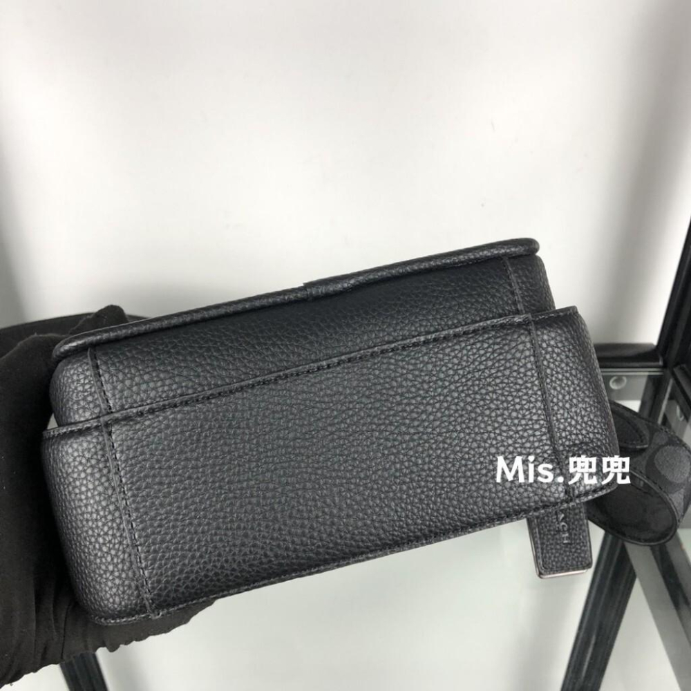 保固 現貨 COACH 蔻馳包包 Mis.兜兜 經典男生郵差包 翻蓋開合 多功能斜挎包 單肩包 郵差包 男生包包 時尚-細節圖8