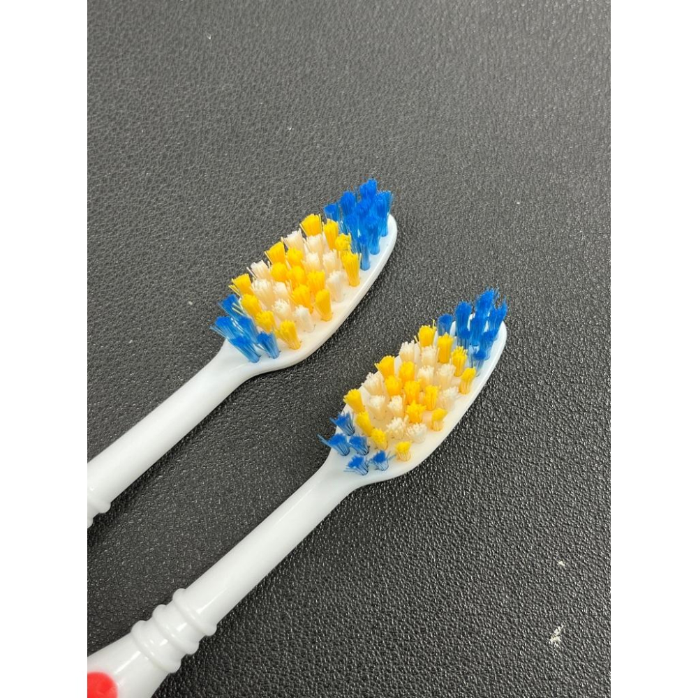 【Colgate 高露潔】 成人牙刷 附牙刷蓋 多色隨機 高效潔齒 家庭旅行必備 全家適用-細節圖4