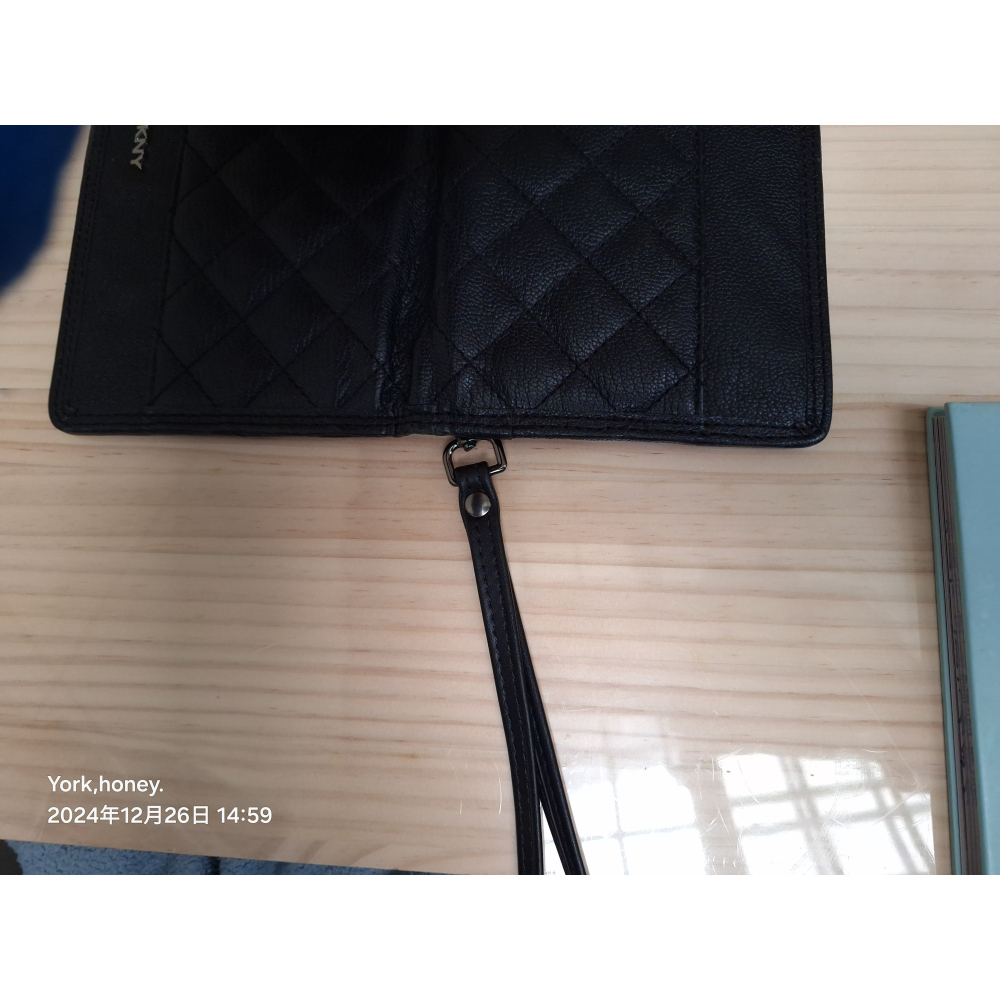 DKNY經典黑色牛皮格紋手拿包（可加鍊帶肩背）-細節圖2