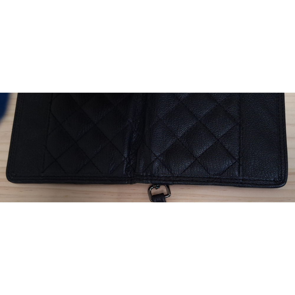 DKNY經典黑色牛皮格紋手拿包（可加鍊帶肩背）-細節圖3