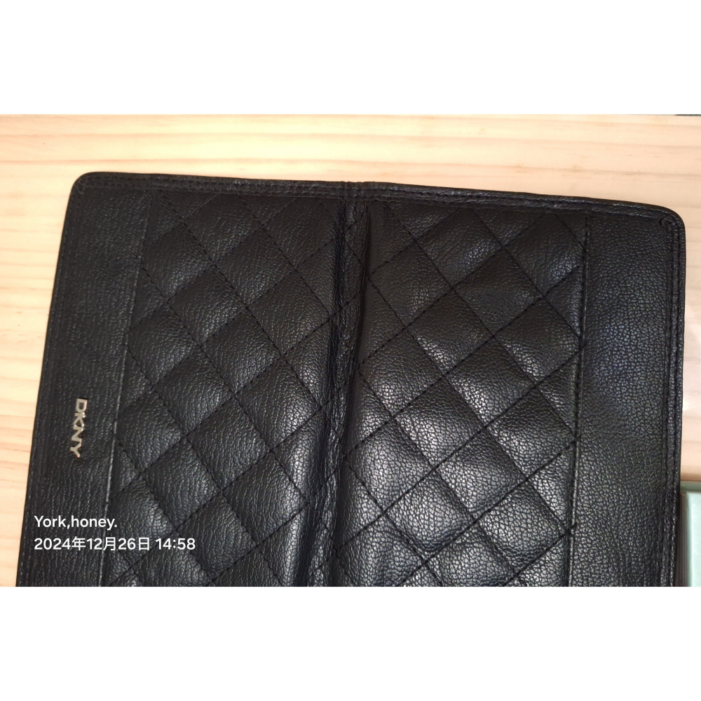 DKNY經典黑色牛皮格紋手拿包（可加鍊帶肩背）-細節圖4