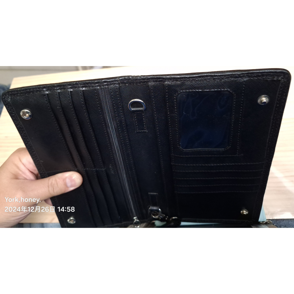 DKNY經典黑色牛皮格紋手拿包（可加鍊帶肩背）-細節圖5