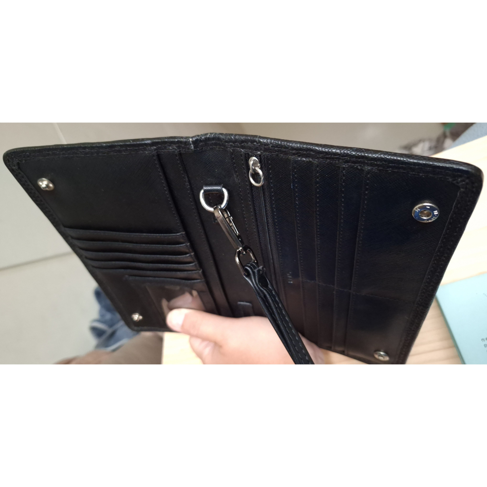 DKNY經典黑色牛皮格紋手拿包（可加鍊帶肩背）-細節圖6