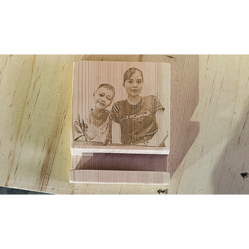 【預購】ꕥ言成木羽ꕥ雷雕木質手機架【客製化】-細節圖3