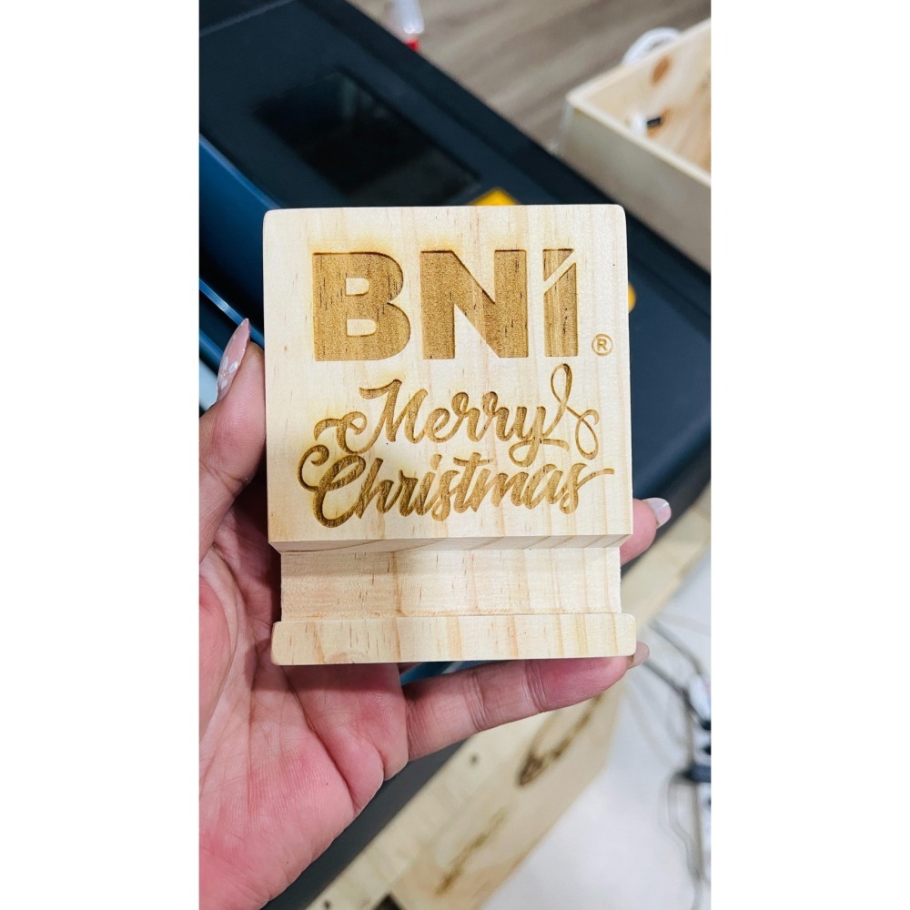 【預購】ꕥ言成木羽ꕥ雷雕木質手機架【客製化】-細節圖4