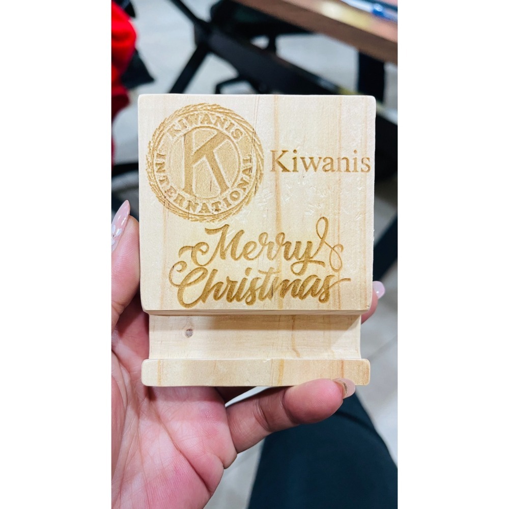 【預購】ꕥ言成木羽ꕥ雷雕木質手機架【客製化】-細節圖5