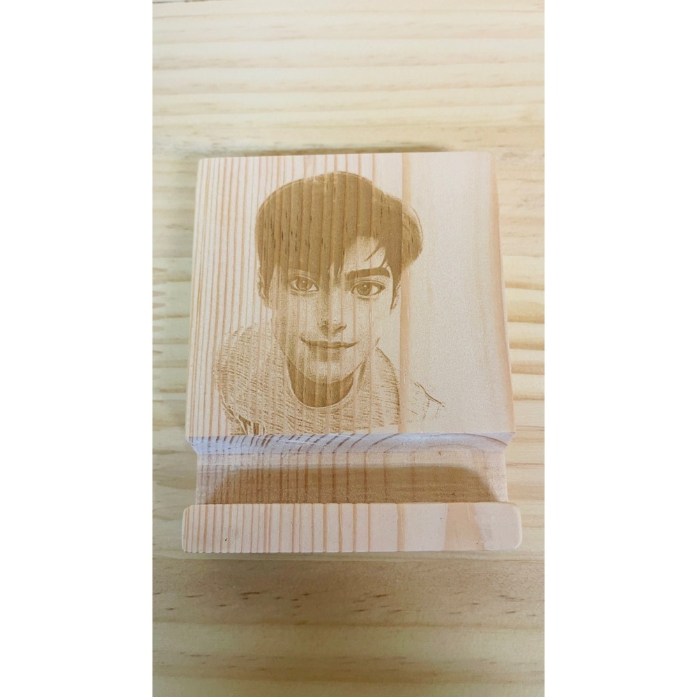 【預購】ꕥ言成木羽ꕥ雷雕木質手機架【客製化】-細節圖6