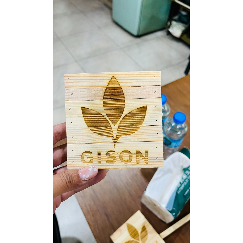 【預購】ꕥ言成木羽ꕥ雷雕木製小棧板杯墊【客製化】-細節圖4