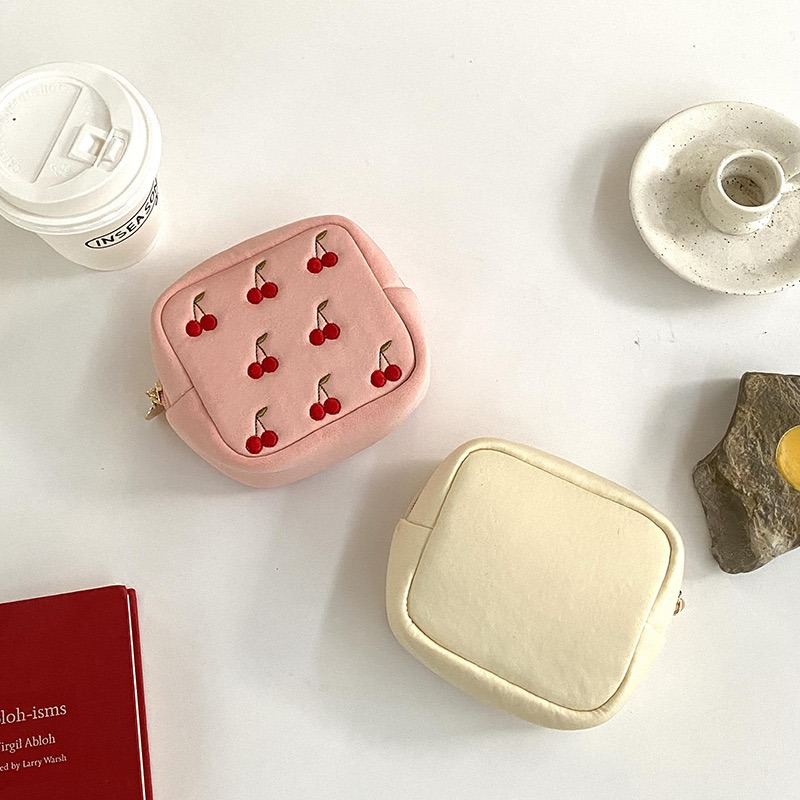 ｜奶油棉質觸感櫻桃化妝包｜化妝包 收納包 小包 旅行包 漱洗包 隨身包 雜物包-細節圖3