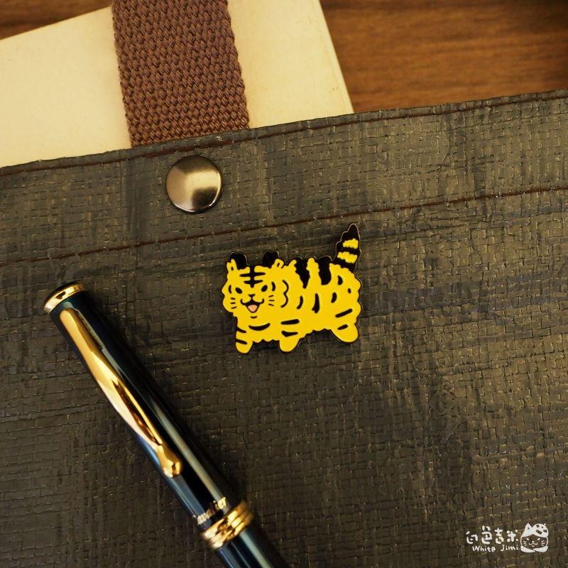 【白色吉米】- 炸毛小老虎 金屬徽章 插畫徽章-細節圖2