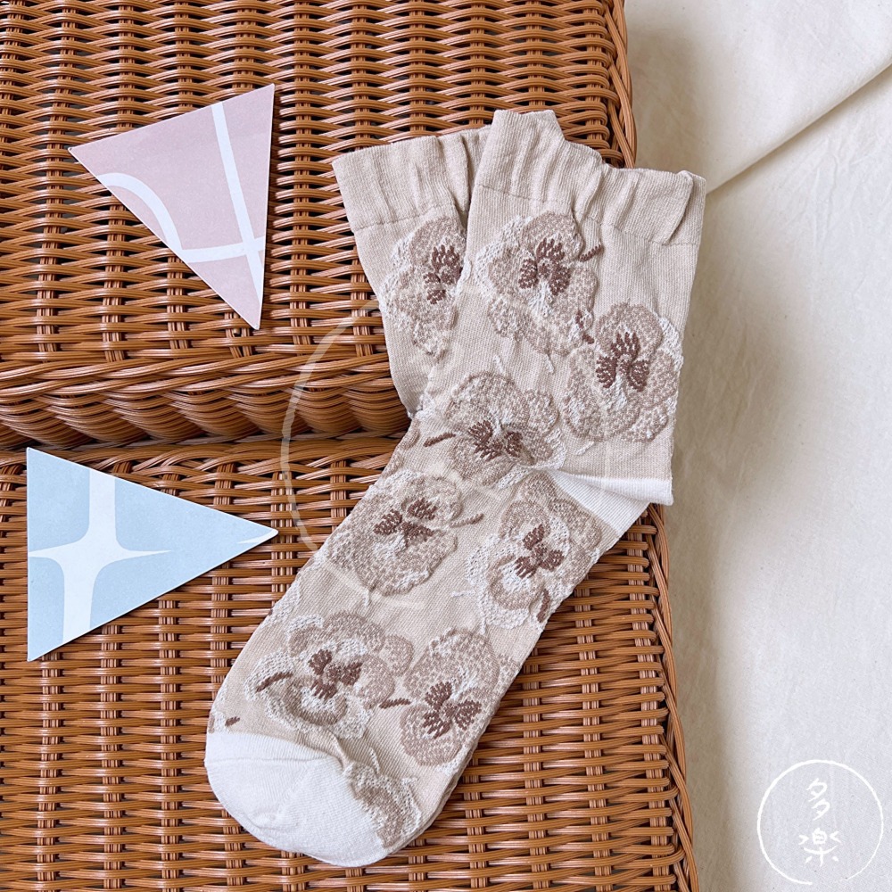 ｜現貨 23~25cm｜立體花紋中筒襪。日本雜貨店 3色可選 透氣薄款 多樂選物-細節圖3