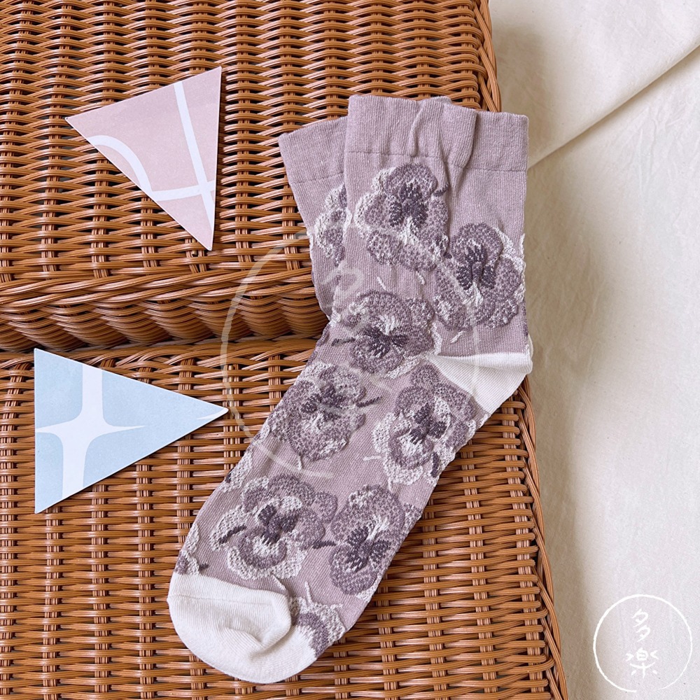 ｜現貨 23~25cm｜立體花紋中筒襪。日本雜貨店 3色可選 透氣薄款 多樂選物-細節圖4