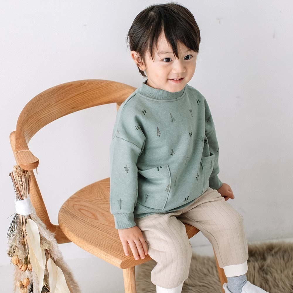 ｜現貨 110cm｜森林小樹內刷毛幼童上衣。日本童裝代購 小高領 北歐樹木 刷毛 幼童聖誕節穿搭 多樂選物-細節圖4