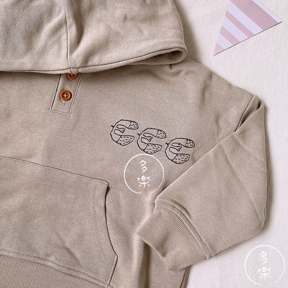 ｜現貨 110cm｜海鷗刺繡幼童長袖帽踢。日本童裝代購 幼童帽T 後開衩 寶寶冬天帽踢  多樂選物-細節圖5