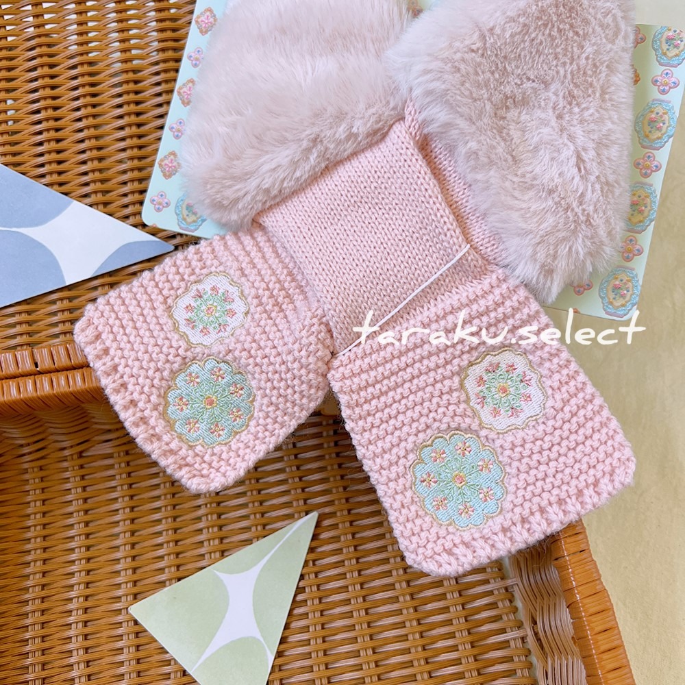｜現貨｜mamaraku 絨毛兒童圍巾(2色可選)。日本童裝 女童 刺繡 保暖圍巾 毛茸茸 兒童脖圍 多樂選物-細節圖2