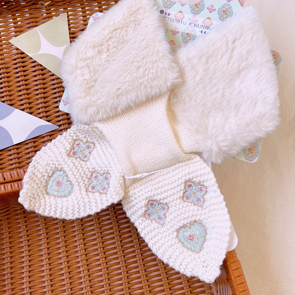 ｜現貨｜mamaraku 絨毛兒童圍巾(2色可選)。日本童裝 女童 刺繡 保暖圍巾 毛茸茸 兒童脖圍 多樂選物-細節圖7
