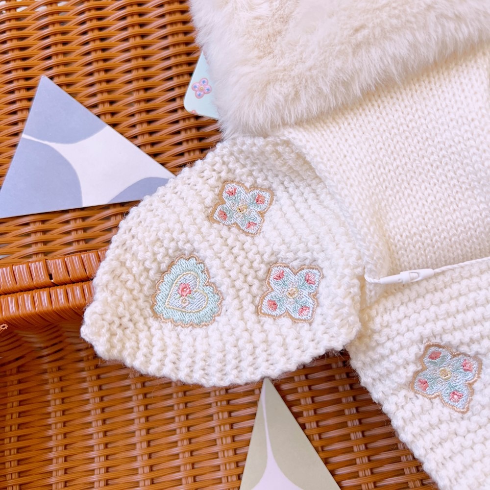 ｜現貨｜mamaraku 絨毛兒童圍巾(2色可選)。日本童裝 女童 刺繡 保暖圍巾 毛茸茸 兒童脖圍 多樂選物-細節圖8