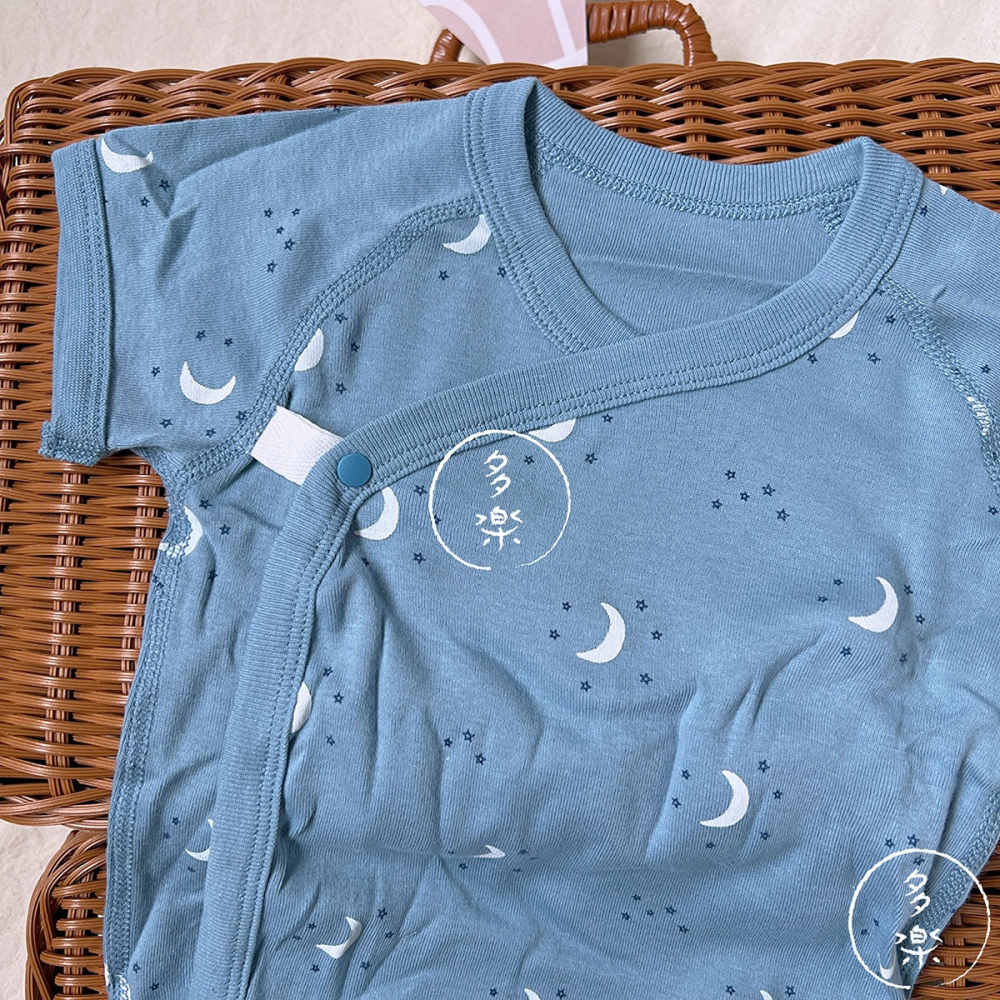 短袖包屁衣｜現貨 60-70cm｜開襟包屁衣2件組。日本童裝 前開扣 月亮星星 男寶包屁衣 多樂選物-細節圖4