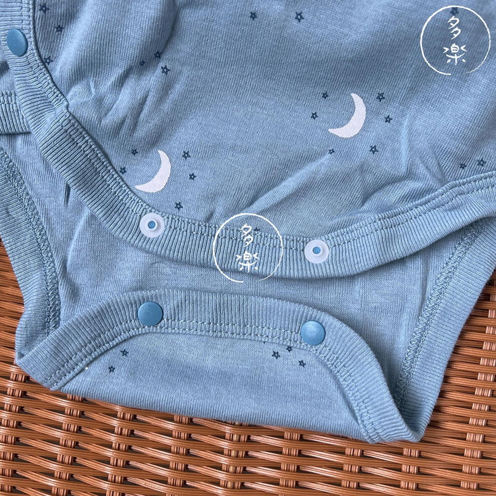 短袖包屁衣｜現貨 60-70cm｜開襟包屁衣2件組。日本童裝 前開扣 月亮星星 男寶包屁衣 多樂選物-細節圖7