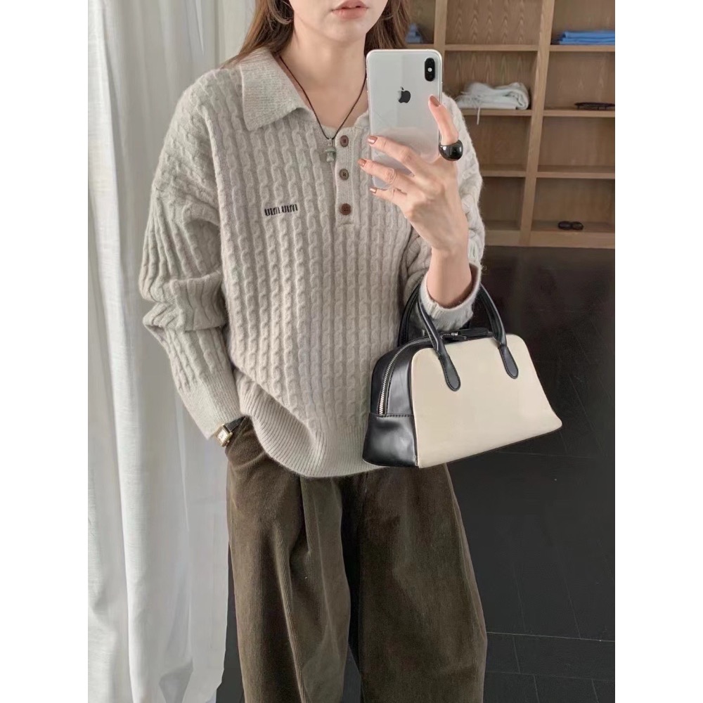 電繡字母麻花polo領毛衣-細節圖4