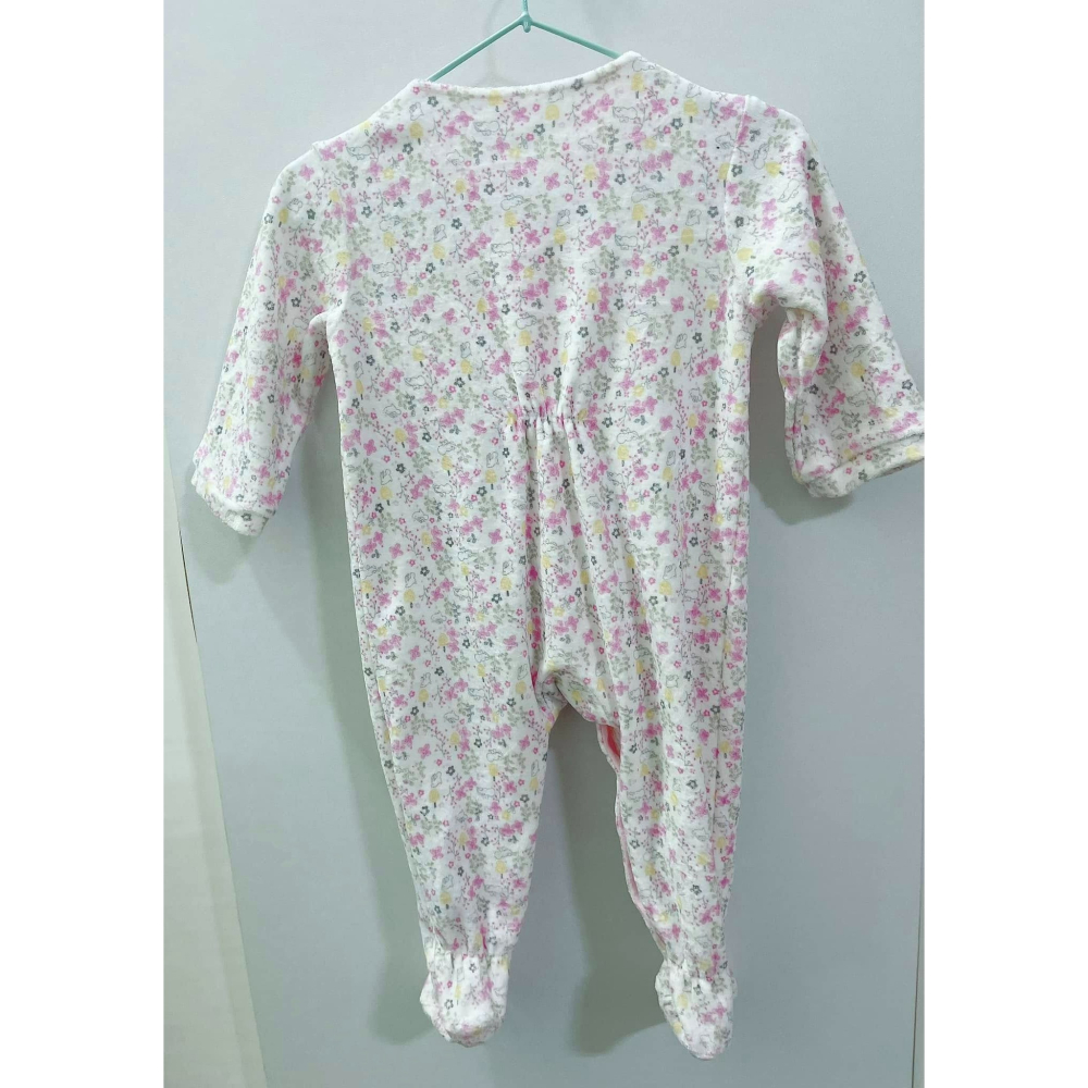 麗嬰房6m絨布包腳 連身衣嫩嬰 嬰兒 碎花兔子 全新穿一-細節圖2