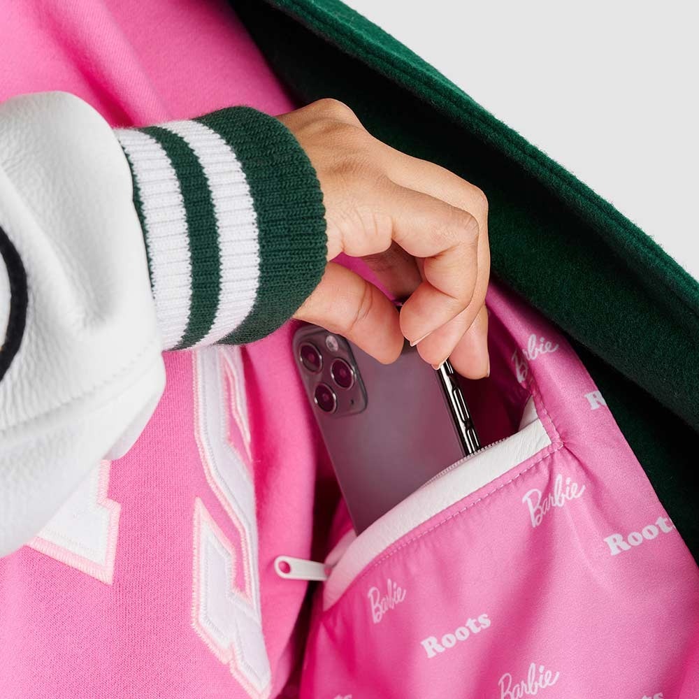 RS代購 Roots專櫃全新正品優惠Roots女裝-BARBIE™ X Roots聯名系列 品牌文字皮革棒球外套-細節圖2