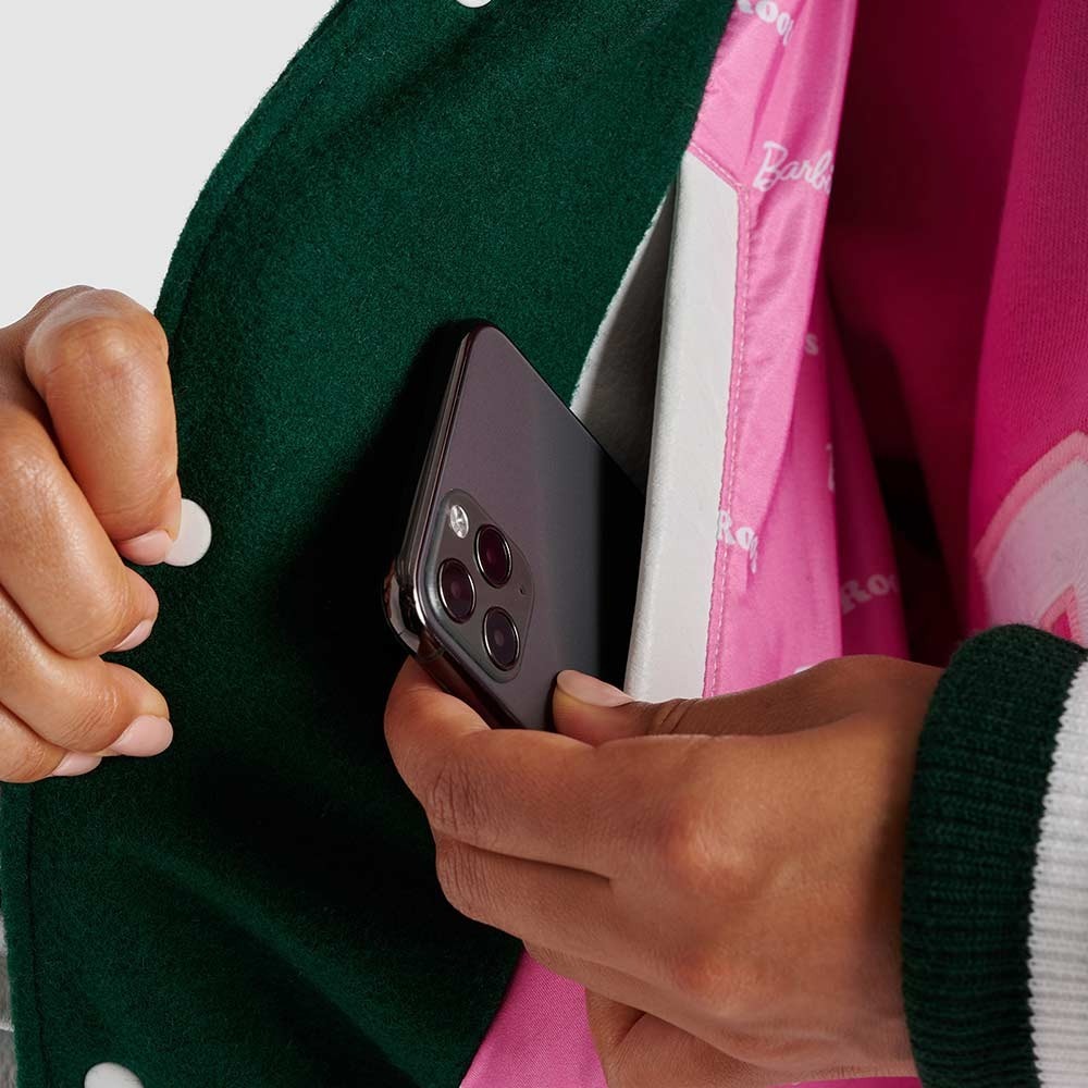 RS代購 Roots專櫃全新正品優惠Roots女裝-BARBIE™ X Roots聯名系列 品牌文字皮革棒球外套-細節圖3