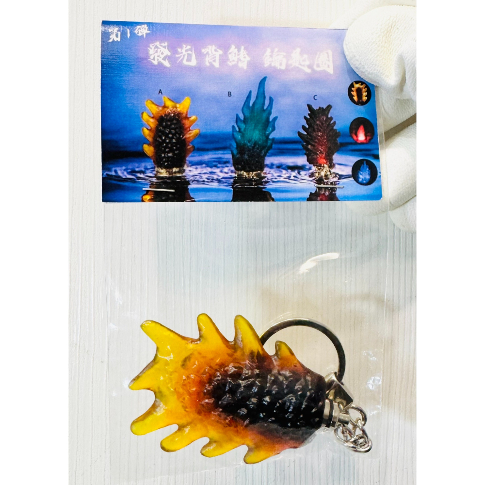 一吳爾羅柑仔店一 2024年 全新 歐巴工作室 紅蓮哥吉拉 1995 發光 背鰭 吊飾 高6.5-細節圖2